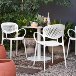 Abby Connubia® Fauteuil de jardin empilable en polypropylène recyclé avec dossier microperforé
