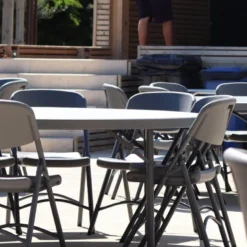 NormanChaise pliante en polyéthylène gris foncé