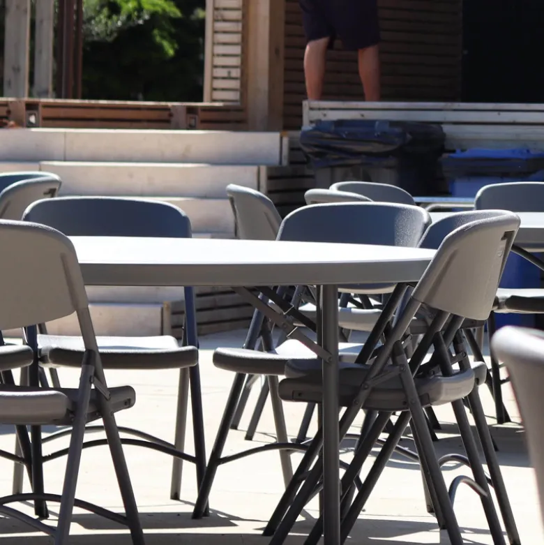 NormanChaise pliante en polyéthylène gris foncé