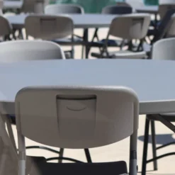 NormanChaise pliante en polyéthylène gris foncé