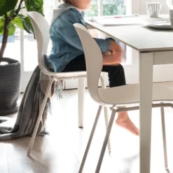 OPS ! Connubia© Chaise italienne empilable en polypropylène avec pieds en métal