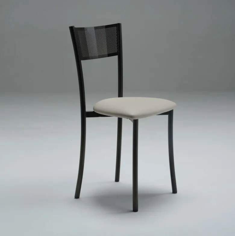 Wasabi Carrier® Chaise moderne en synthétique et métal dossier ajouré